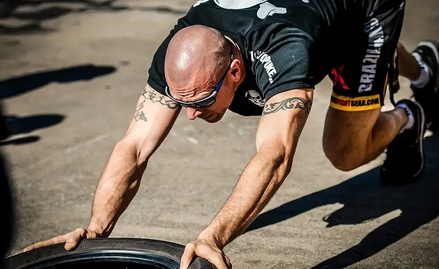 Osoba wykonujaca trening funkcjonalny poprawiajacy sprawnosc fizyczna